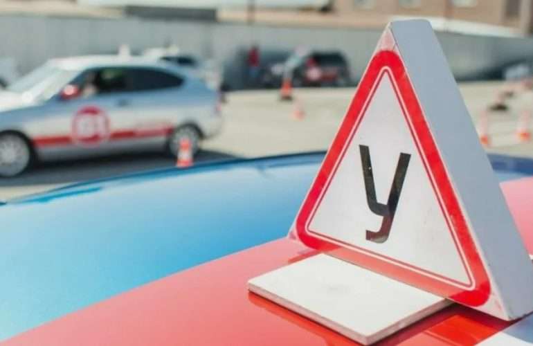 Вождение на автомате или механике: плюсы и минусы обучения в автошколе